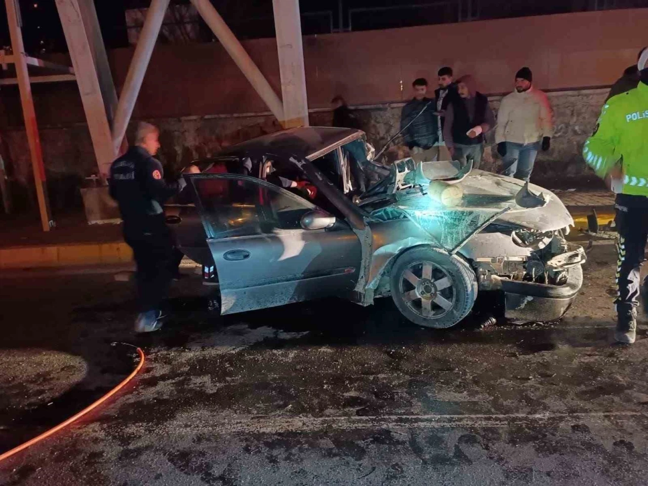 Üst Geçidin Ayağına Çarpan Otomobilin Sürücüsü Öldü