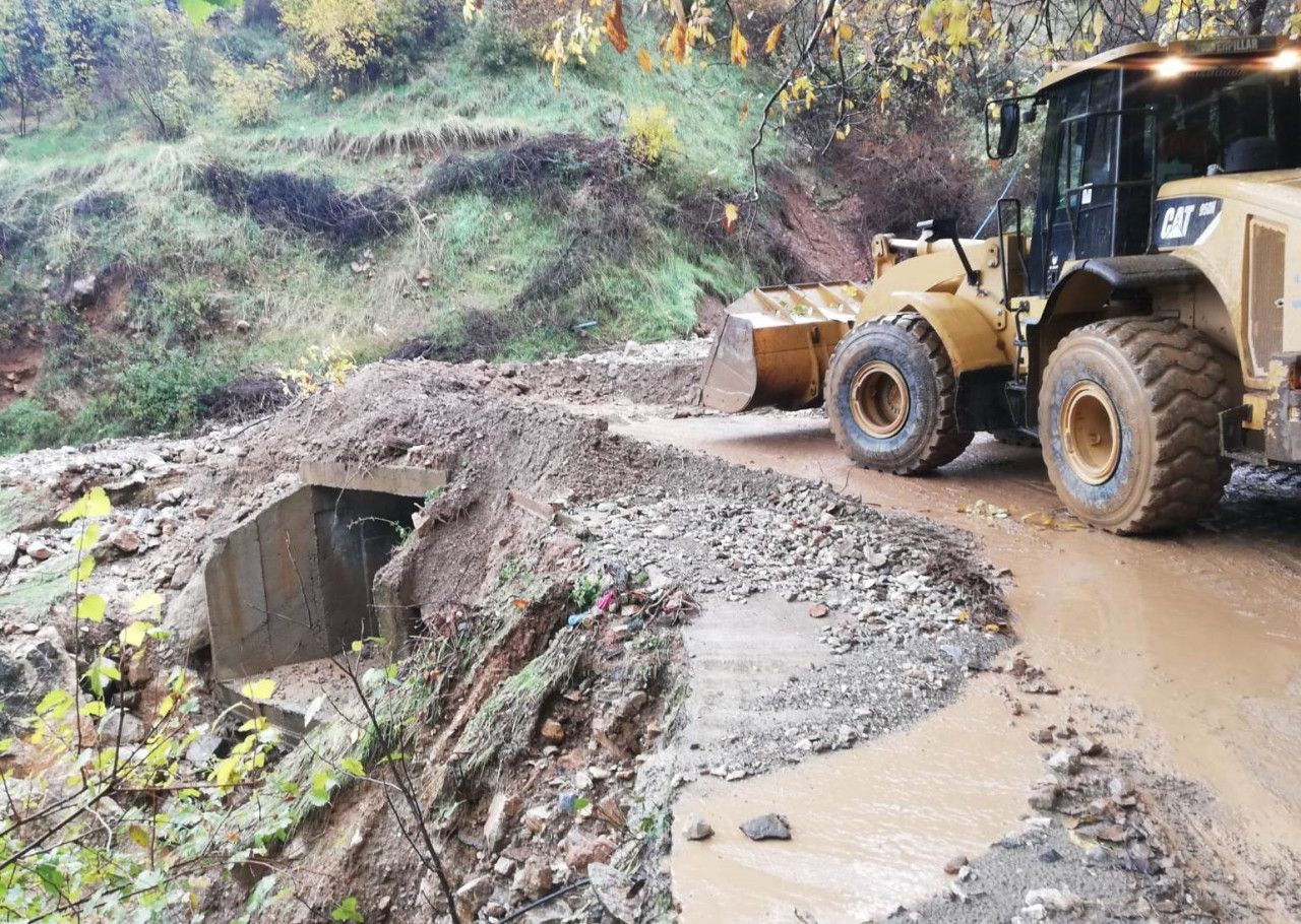 Sağanak Nedeniyle 17 Köyün Yolu Ulaşıma Kapandı