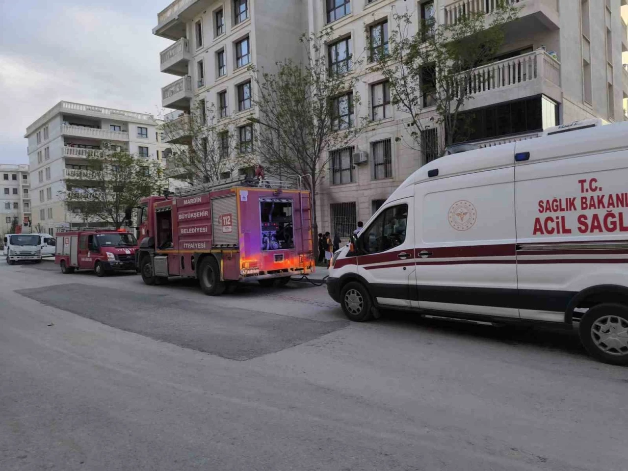 Ev Yangını: 5 Kişi Dumandan Etkilendi