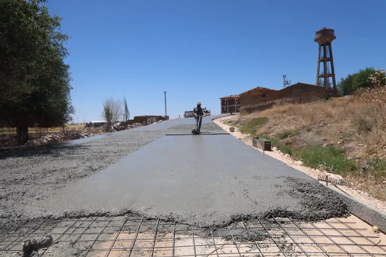 Şanlıurfa’da Kırsal Ulaşımı Güçlendiren Beton Yol Projesinde Sona Yaklaşılıyor