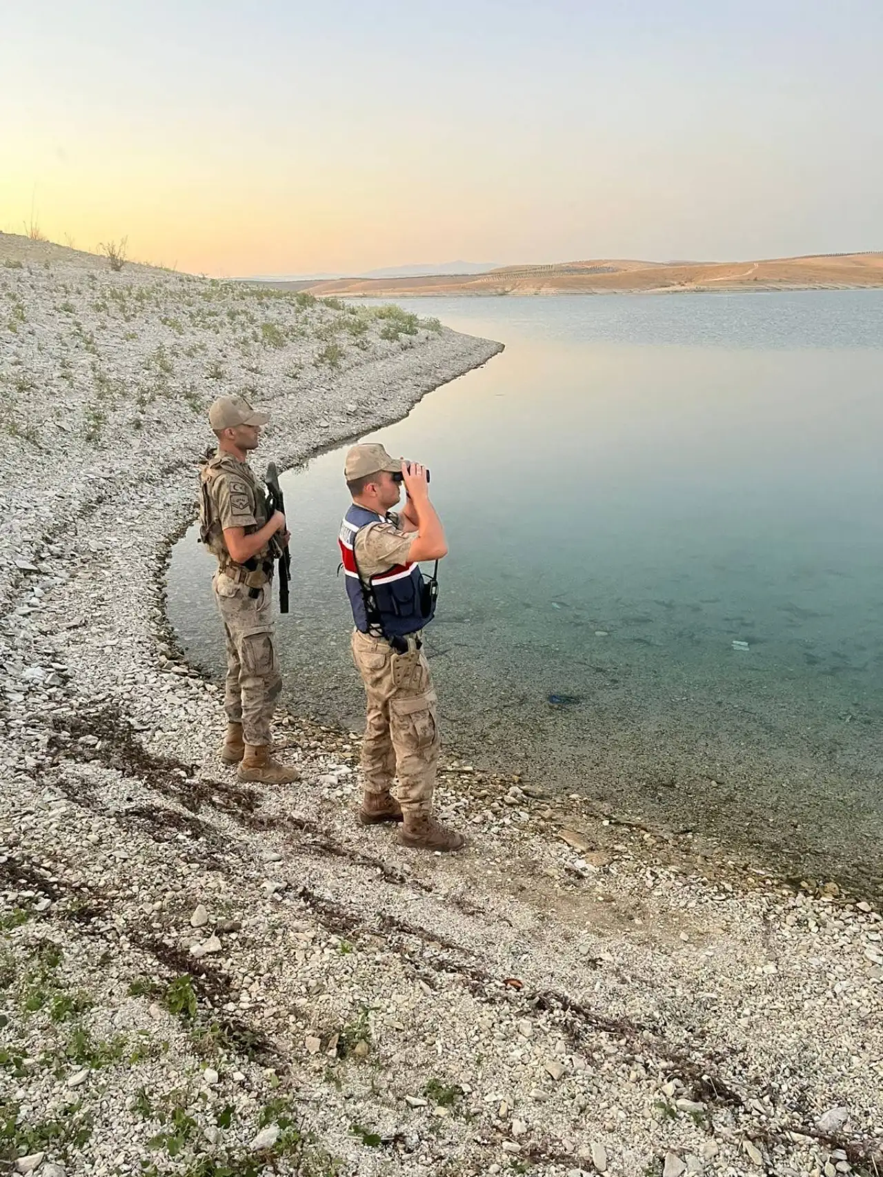 Fırat'ın Serin Sularındaki Gizli Tehlikeye Karşı Jandarma Teyakkuzda