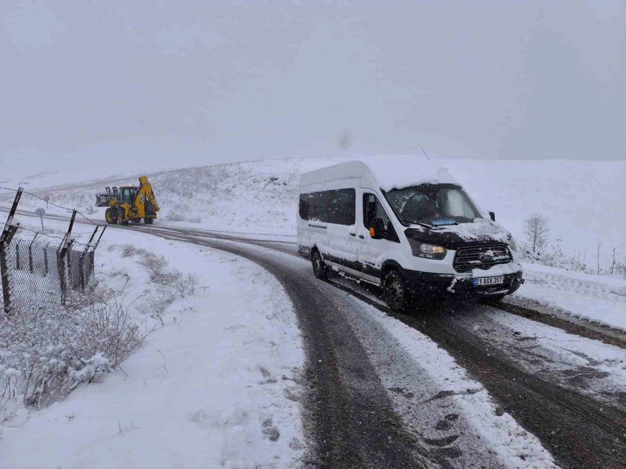 Kara Saplanan Öğretmen Servis Aracı Kurtarıldı