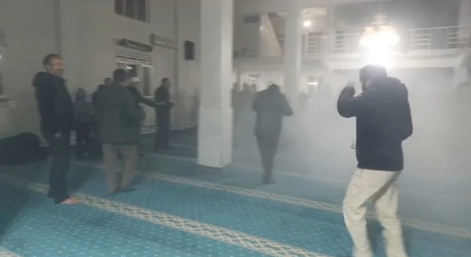 Teravih Namazı Camide Çıkan Yangın Nedeniyle Yarıda Kaldı