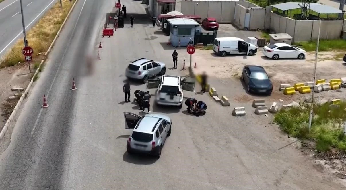 Film Gibi Operasyon: Yedek Yakıt Deposunda 93 Litre Sentetik Uyuşturucu Ele Geçirildi