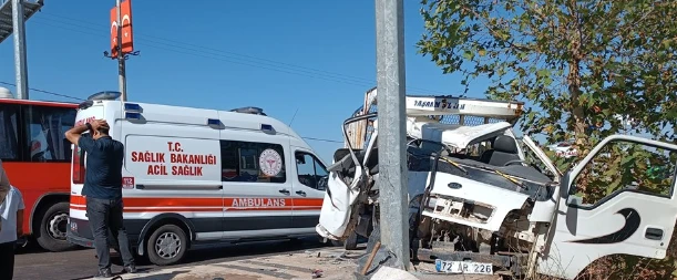 Kontrolden Çıkan Kamyonet Direğe Çarptı