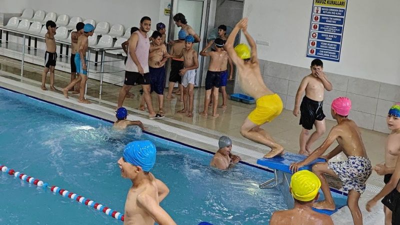 Eyyübiyede Gençler Yüzmede Ustalaşıyor