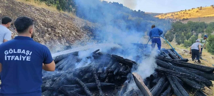 Gölbaşı İlçesinde Kışlık Odunlar Alev Alev Yandı