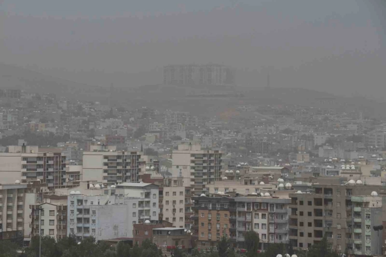 Toz Bulutundan Görüş Azaldı, Sağlık Alarm Verdi