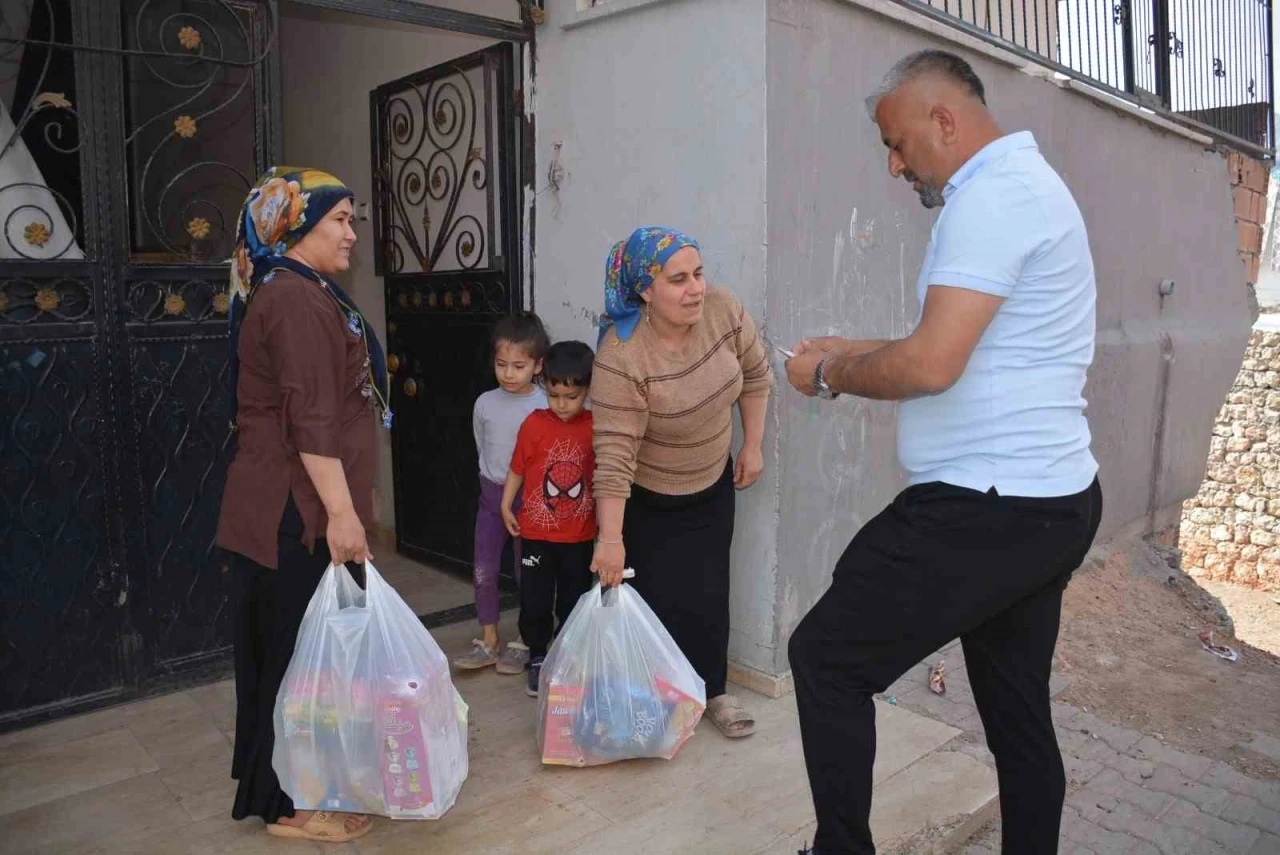 Bayram Coşkusu: Her Eve Bayram Şekeri Dağıtıldı