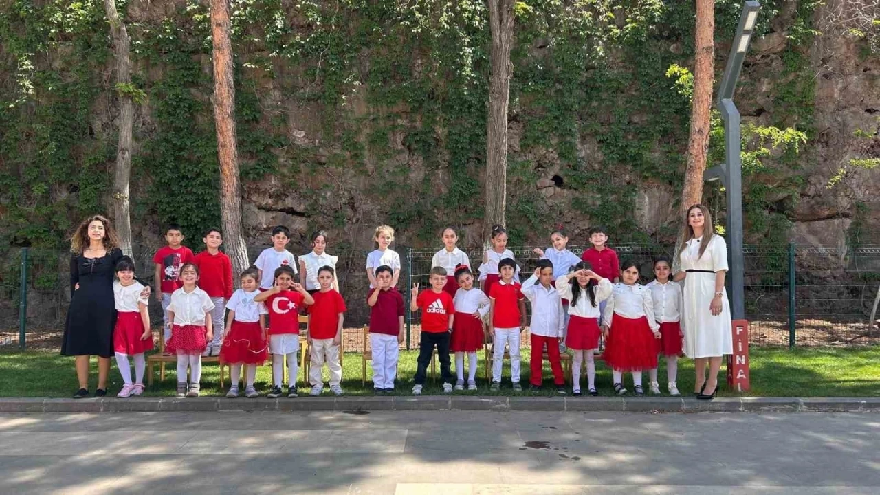 Sanat ve Eğitim El Ele: Öğretmen Yazdı, Veli Besteledi, Çocuklar Seslendirdi