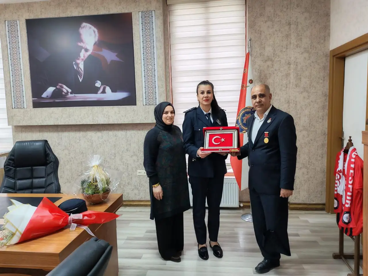 Siverek Şehit Aileleri ve Gazilerden Polis Haftası Çıkartması