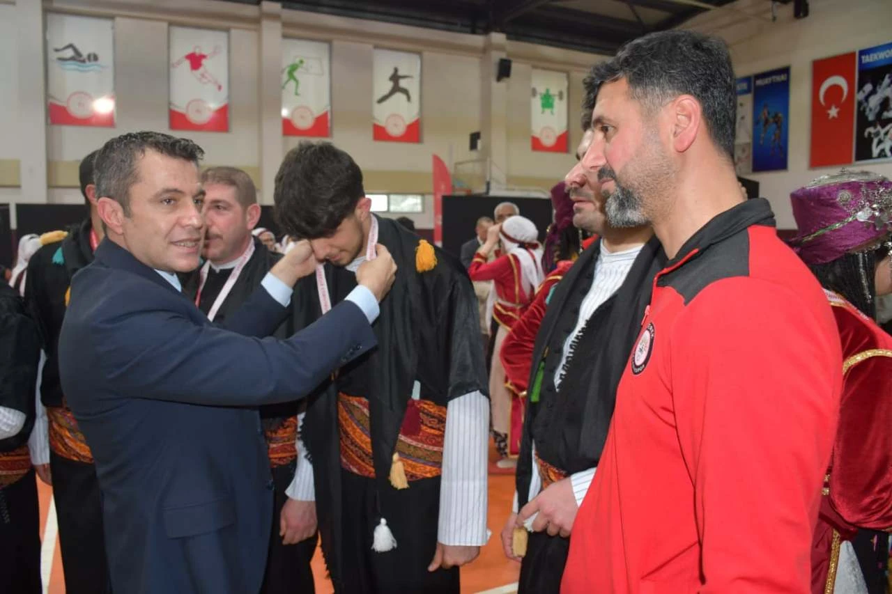 Siverek’in Altın Çocukları Halk Oyunlarında Şanlıurfa İl Birinciliği Geldi