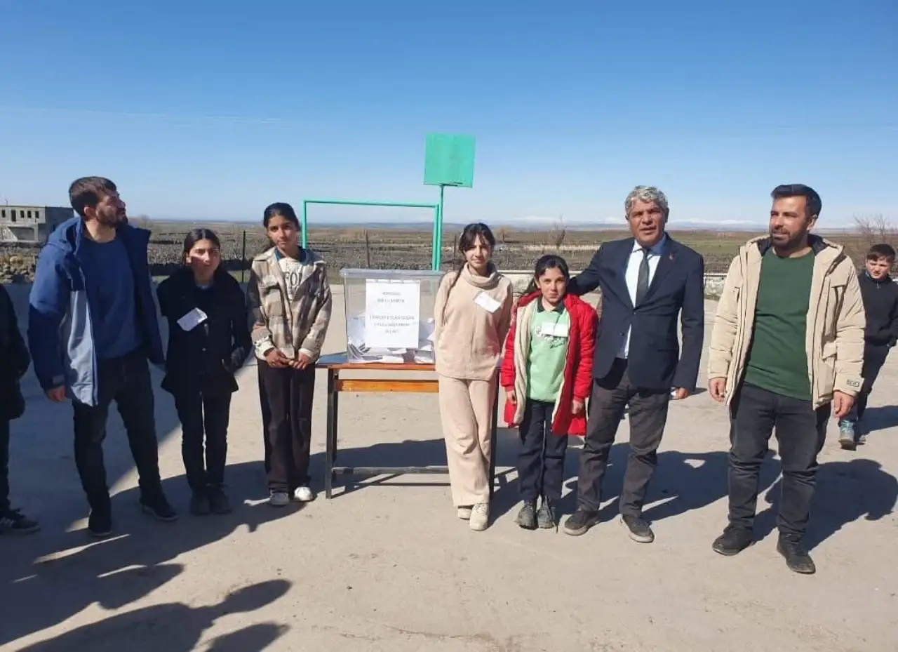 Siverek’te Demokrasi Şöleni: Kırsal Okulda Geleceğin Liderleri Sandık Başına Gitti!