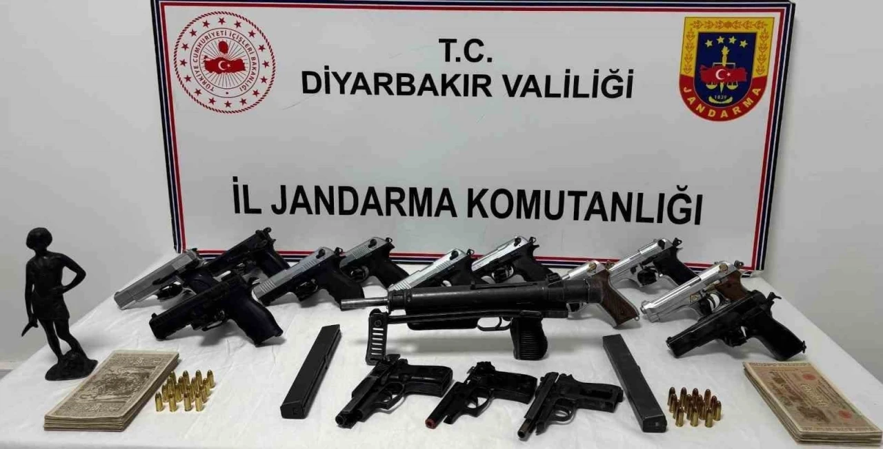 Av Bayisinde Kaçak Silahlar ve Tarihi Eserler Ele Geçirildi
