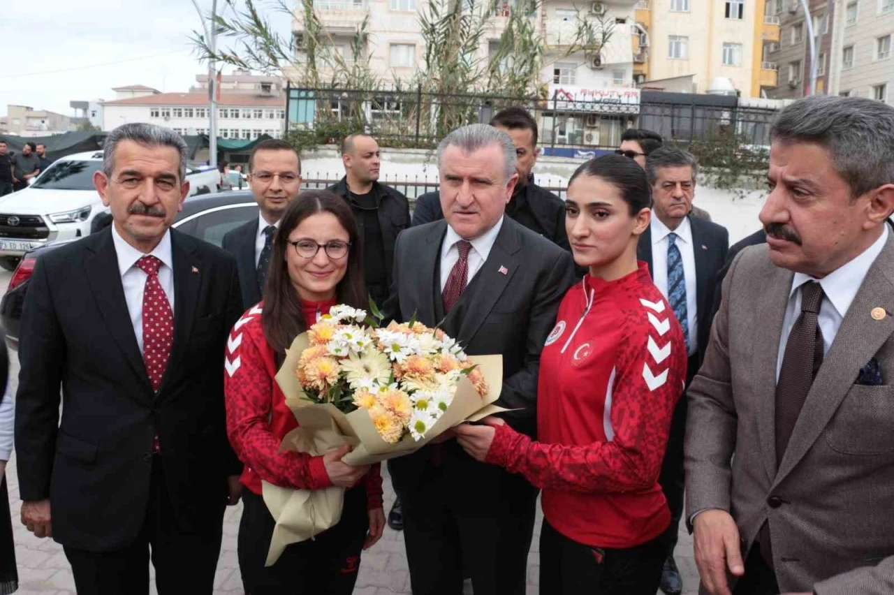 Gençlik ve Spor Bakanı Bak, Gençlerle Bir Araya Geldi