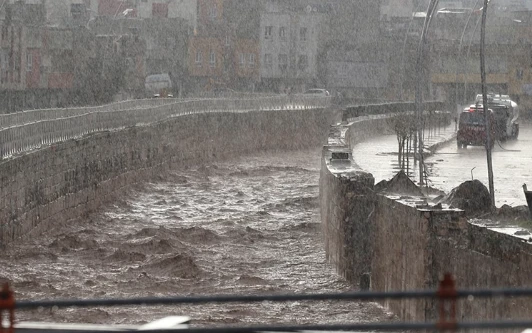 Şanlıurfa'da Sağanak Yağış Etkili Oluyor