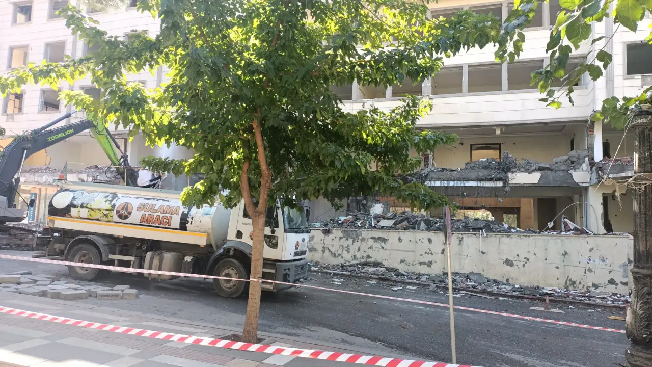 Vatandaşlar Anı Olsun Diye Siverek Belediye Binasının Son Halini çektiler