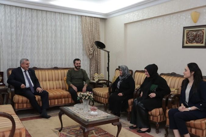 Başkan Beyazgül, Emekli Öğretmenleri Özel Gününde Onurlandırdı