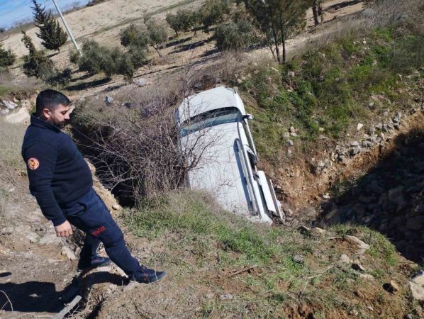 Araç Şarampole Devrildi: 2 Kişi Yaralandı