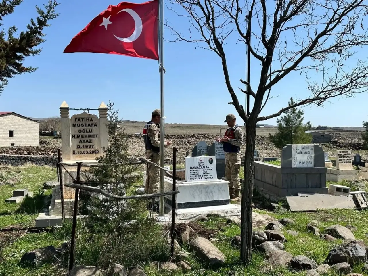 Siverek’te Jandarmadan Şehitlik Mezarlığında Örnek Davranış
