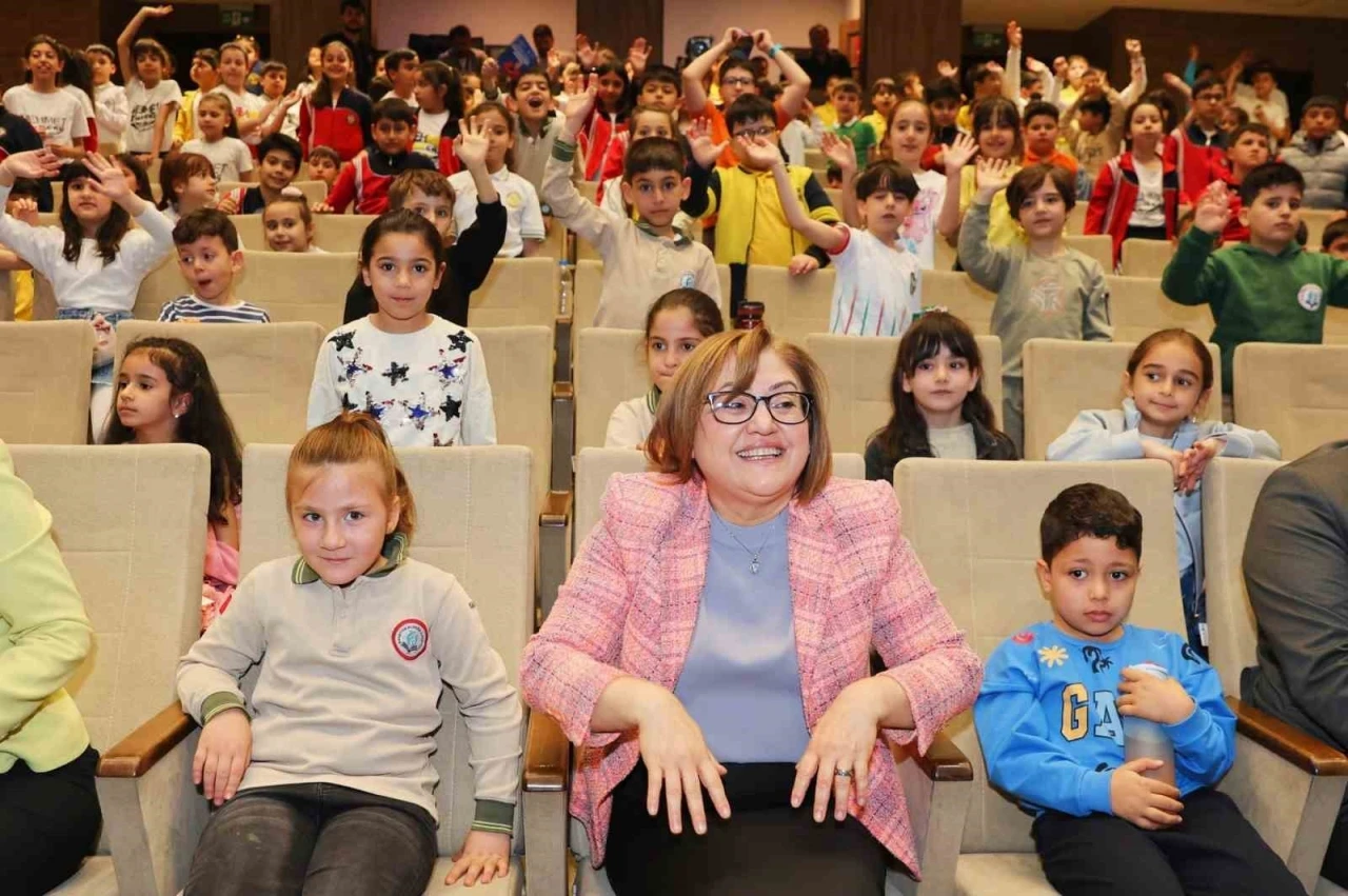 Tiroyat Coşkusu: Fatma Şahin, Çocukların Sevincine Ortak Oldu
