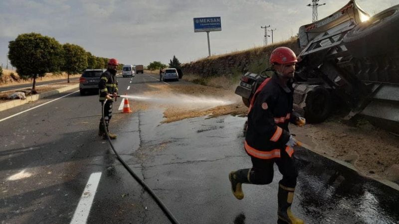 Kaza Yapan Tırda Sıkışan Sürücüyü, İtfaiye Ekipleri Kurtardı
