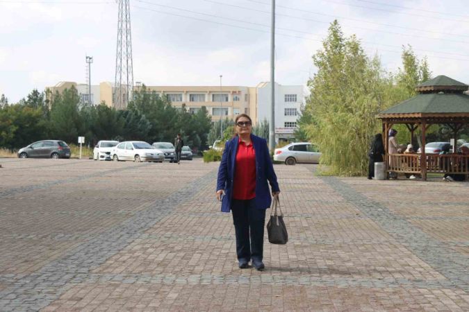 Ev hanımlığı yapmaktan sıkıldı, 60 yaşında çift ana dal ile üniversite okuyor