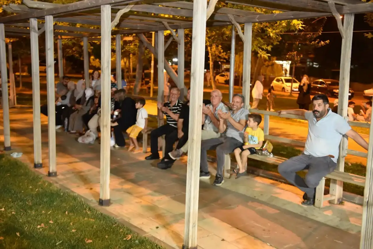Siverek’te Sıra Gecesi Coşkusu: Türküler Şehit Polis Süleyman Sorkut Parkı’nda Yankılandı
