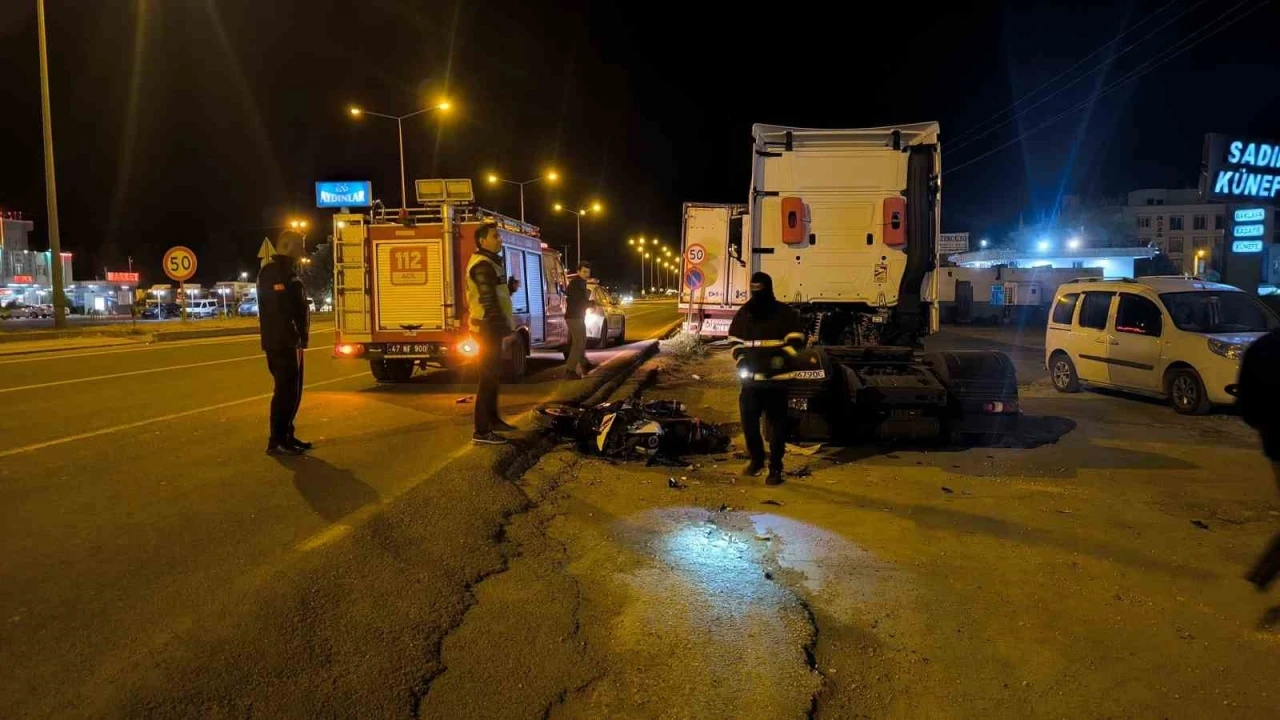 Motosiklet Park Halindeki Tıra Çarptı: 2 Yaralı