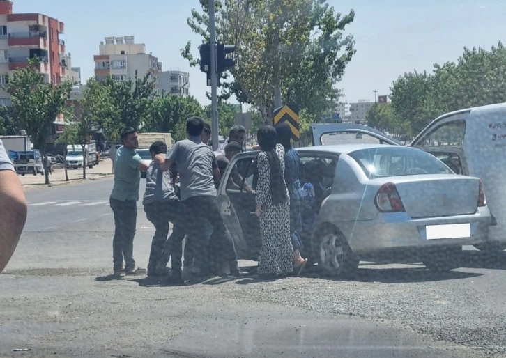Yol Verme Kavgasında İki Grup Birbirine Girdi