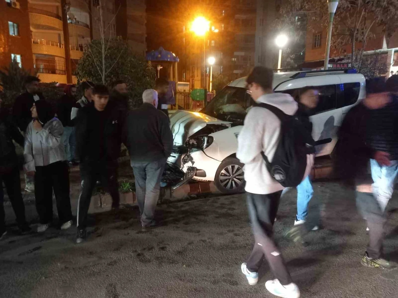 Kamyonet ile Otomobil Çarpıştı: 1 Yaralı