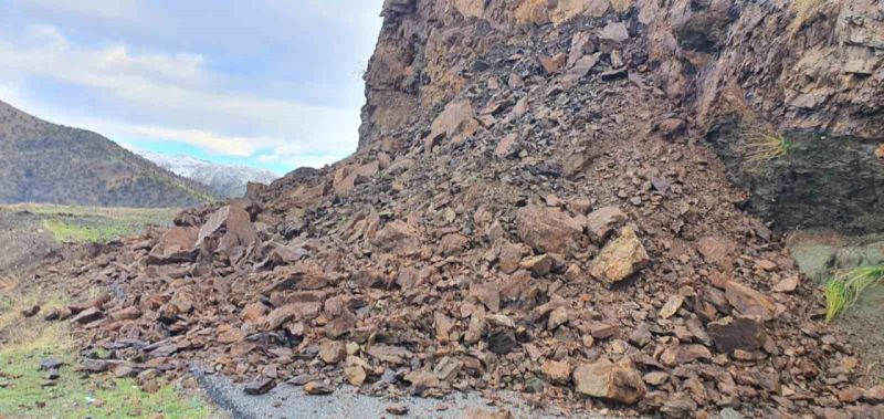 Sağanak Nedeniyle 17 Köyün Yolu Ulaşıma Kapandı