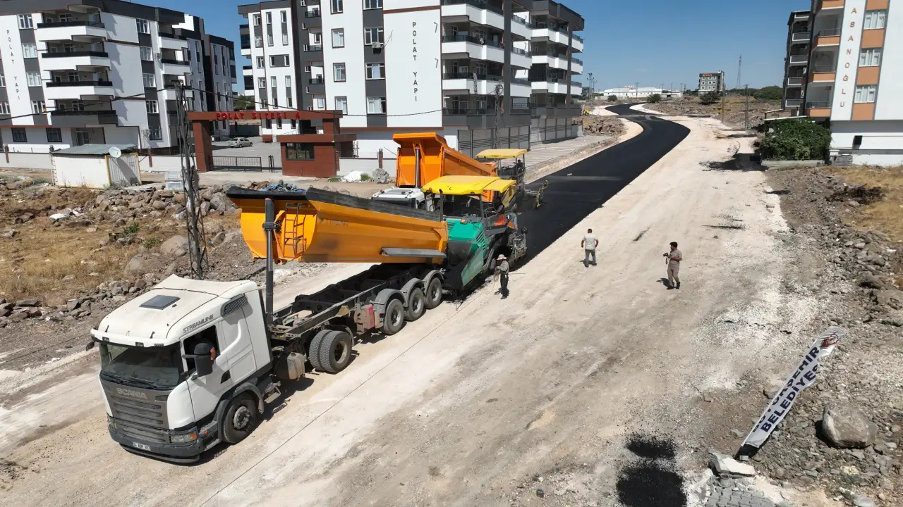 Siverek’te Ramazan Baran Bulvarı Yenilendi: Yol Genişletildi, Sıcak Asfaltla Konfor Artırıldı