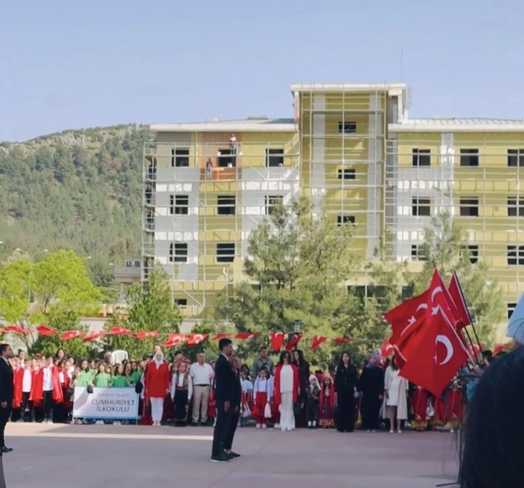23 Nisan’da Yürekleri Isıtan An: İnşaat İşçilerinden İstiklal Marşı’na Saygı