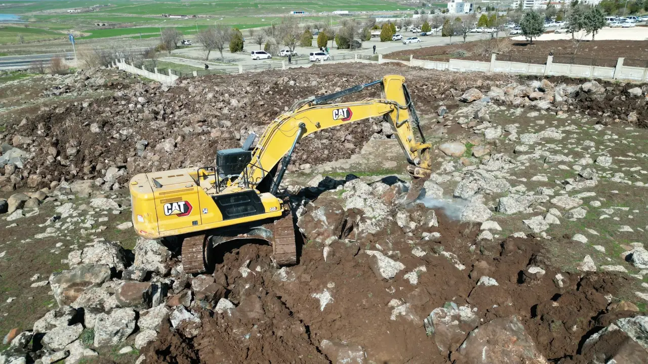 Siverek’te Yeni Kadın Doğum ve Çocuk Hastanesi İçin İlk Kazma Vuruldu!