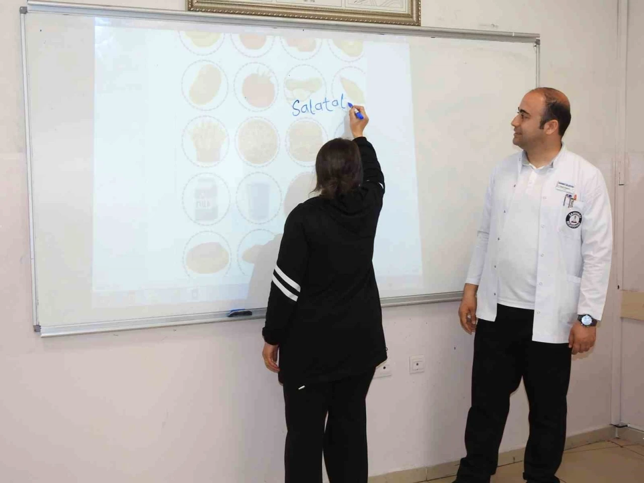 Kadınlar Yıllar Sonra Okuma Yazma Öğrenmenin Gururunu Yaşıyor
