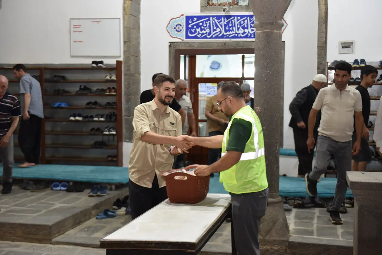 Siverek’te Mevlit Kandili’nde Camilerde Anlamlı İkram