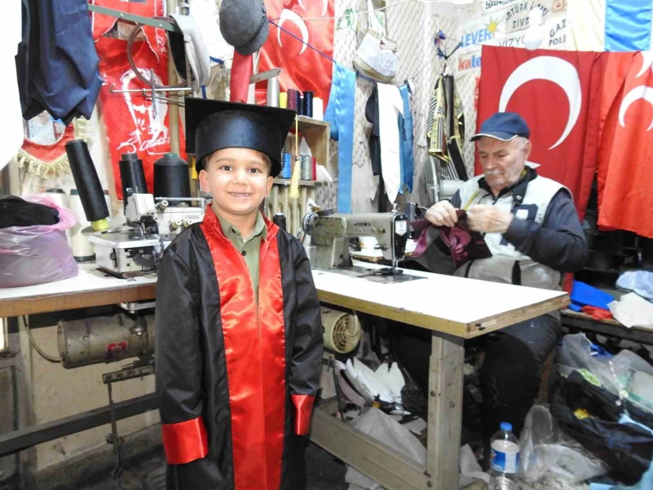 Küçük Dükkanında Büyük Emekle Cübbe Dikiyor