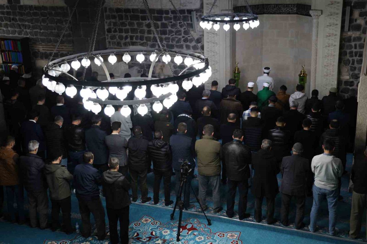 Regaip Kandili'nin Anlam ve Önemi Dualarla Yeniden Keşfedildi