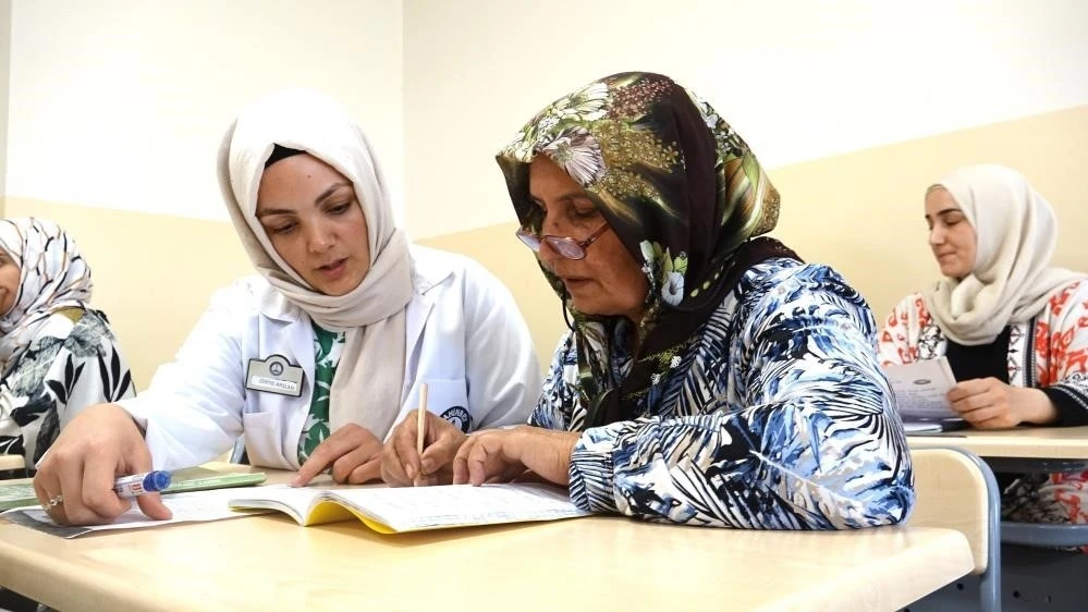Selçuklu Gençlik Merkezi'nde Okuma Yazma Kursları Hayatları Değiştiriyor