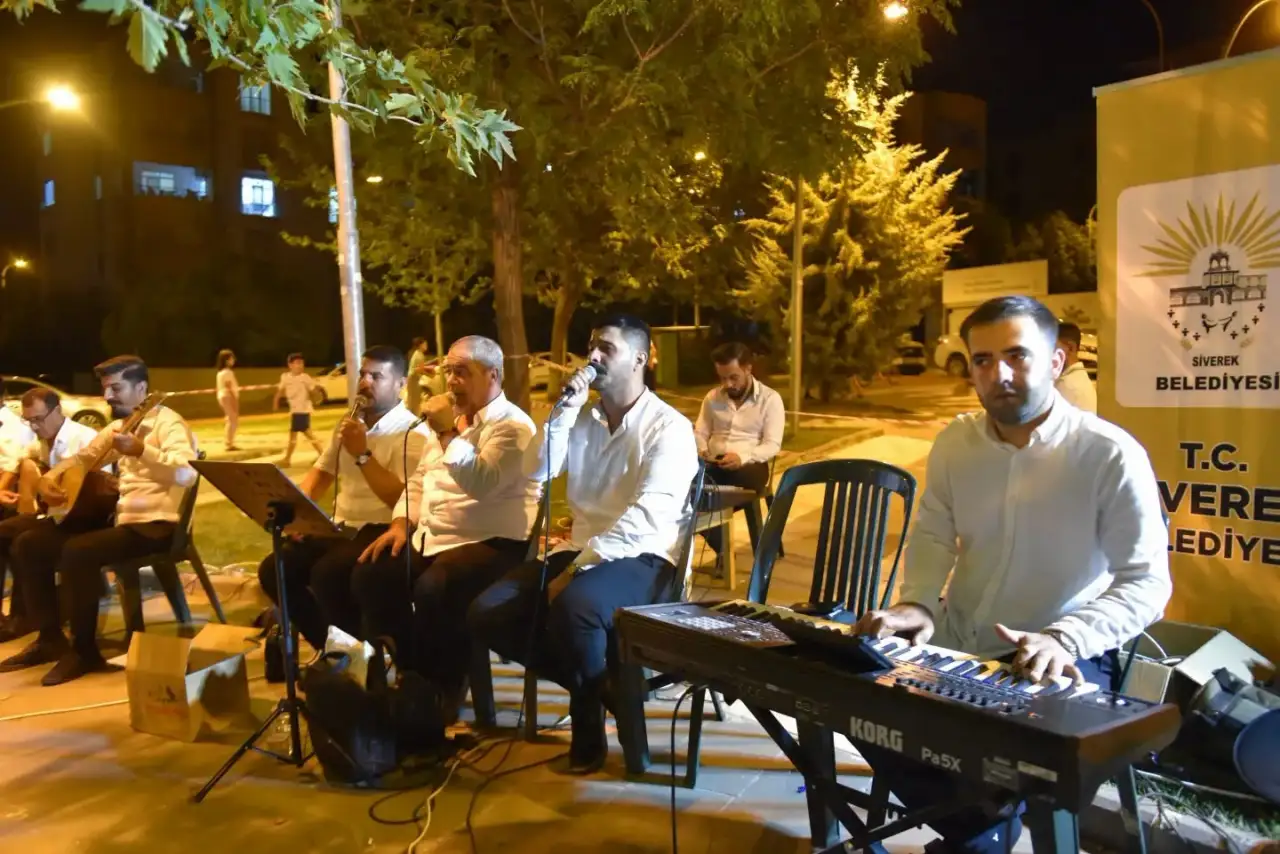 Siverek’te Sıra Gecesi Coşkusu: Türküler Şehit Polis Süleyman Sorkut Parkı’nda Yankılandı