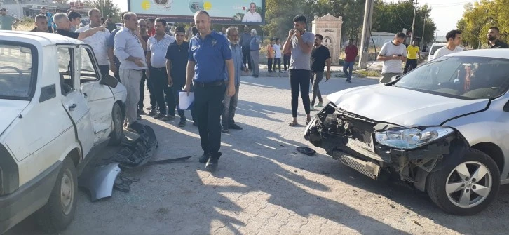 İki Otomobil Çarpıştı