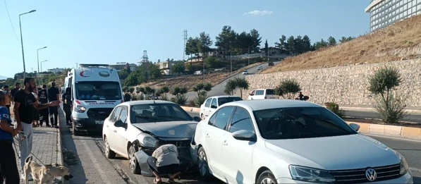 İki Otomobil Çarpıştı