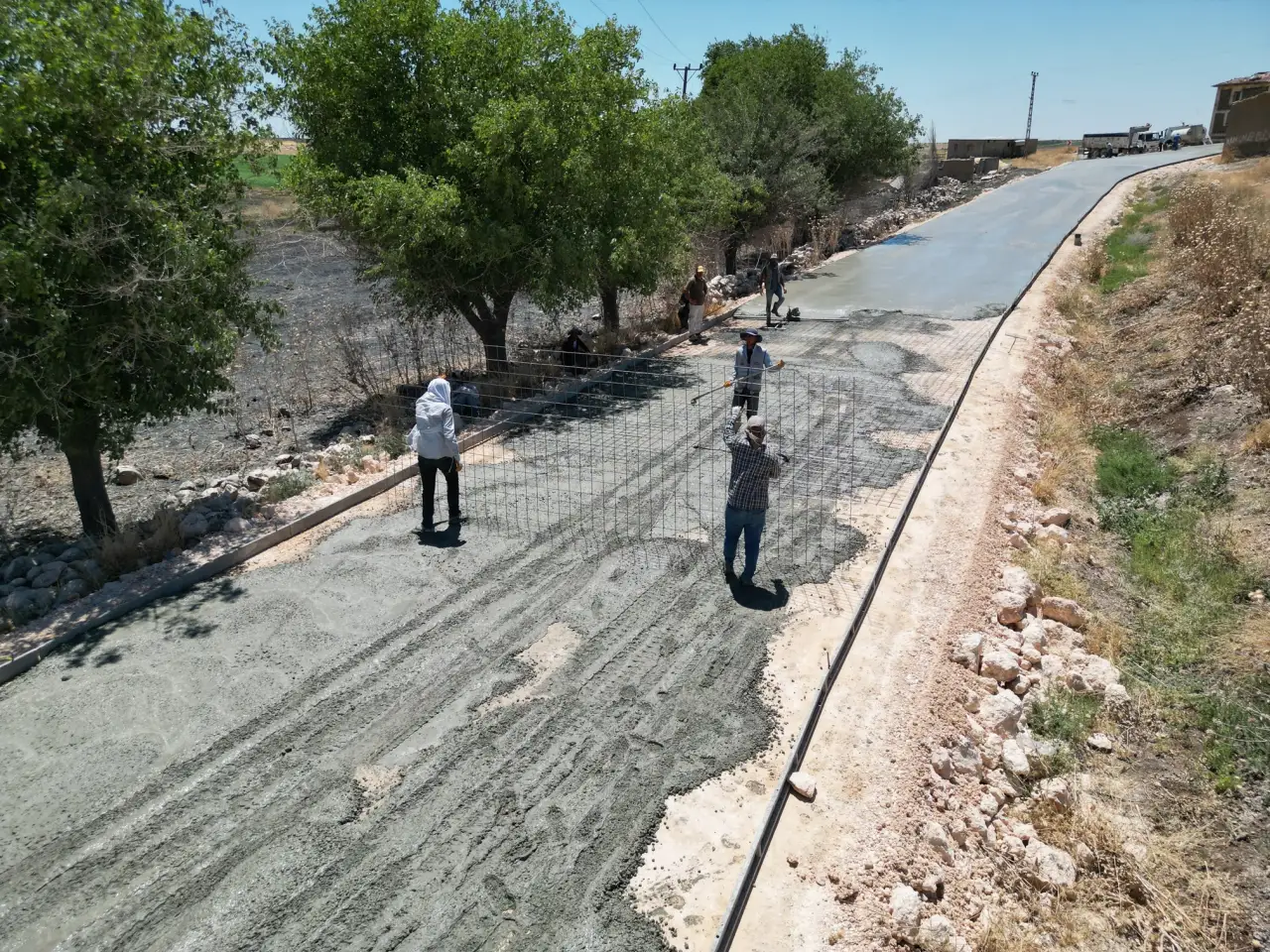 Şanlıurfa’da Kırsal Ulaşımı Güçlendiren Beton Yol Projesinde Sona Yaklaşılıyor