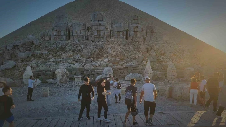 Binlerce Turist Her Yıl Zirveye Akın Ediyor