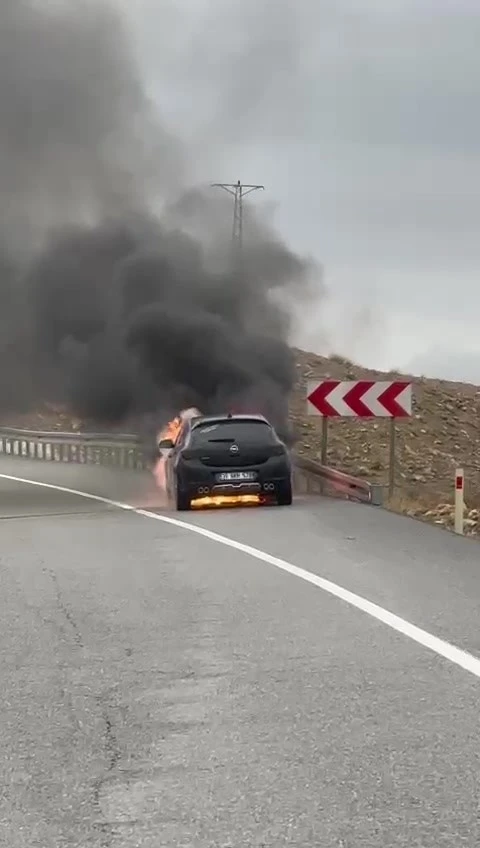 Seyir Halindeki Otomobil Alevlere Teslim Oldu