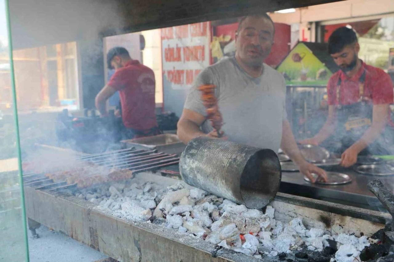 Diyarbakır’da Kavurucu Sıcağa Rağmen Ciğer Ustaları Ocakbaşını Terk Etmiyor