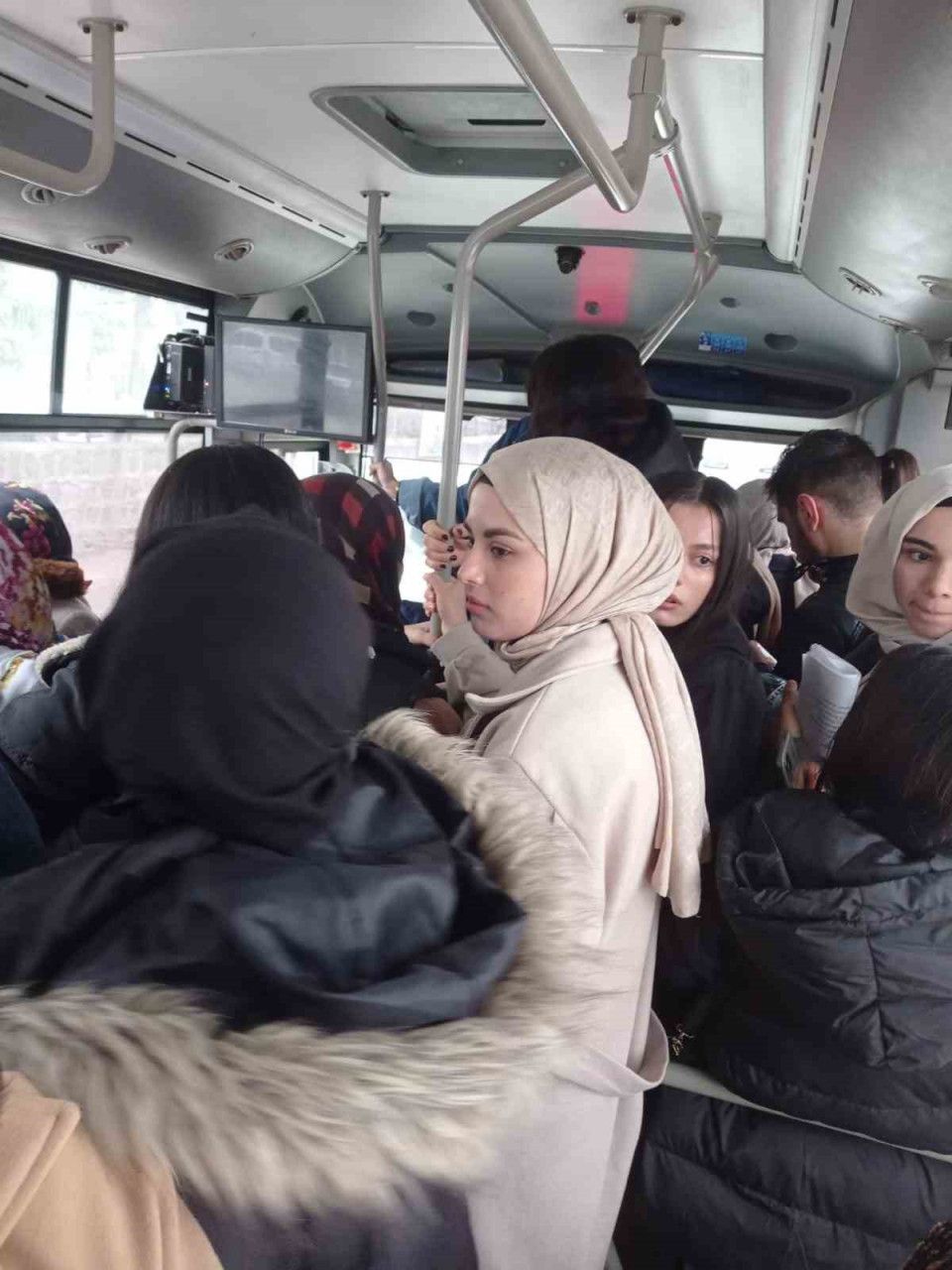 Siverek'te Üniversite Öğrencileri Şehir İçi Minibüs Sorununa Dikkat Çekiyor