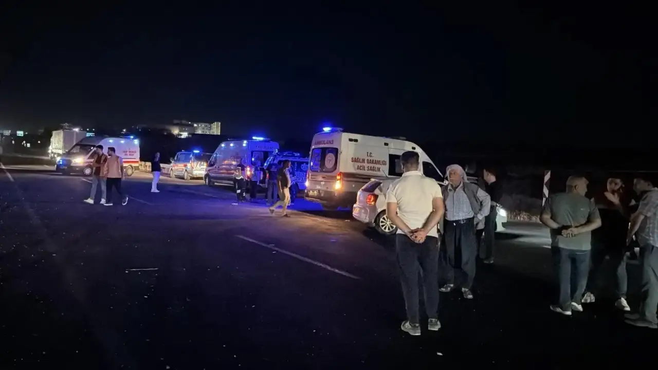 Siverek'te AK Parti Bahçe Teşkilatını Taşıyan Otobüs Kaza Yaptı: 13 Yaralı