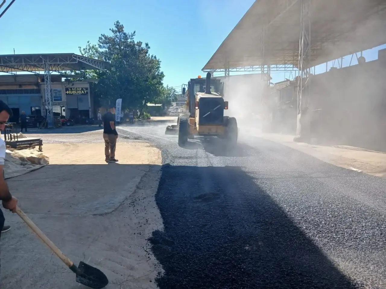 Siverek'in Ticari Kalbi Yenileniyor: Buğday Pazarı'na Modern Asfalt Dokunuşu!